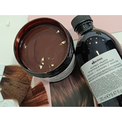 Dúo Cabellos Chocolate Castaños Champú & Acondicionador Alchemic Davines Color Perfecto Siempre - Imagen 1